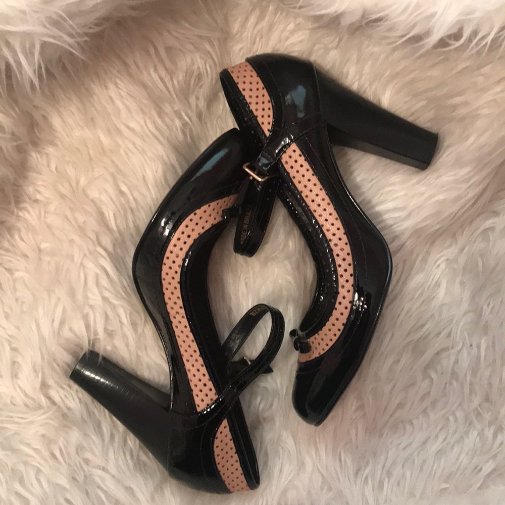 Thick High heeled tan and black pump - shoestock
